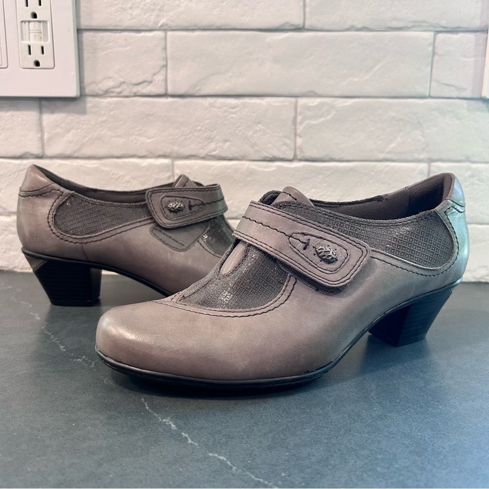 Earth sz 8 gray leather Women's Heeled Shoes